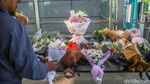Bunga dan Doa Selimuti Duka di Stasiun Bekasi Timur