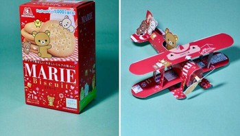 Kotak biskuit berubah jadi pesawat mini yang menggemaskan. Detail kecilnya membuatnya tampak seperti mainan sungguhan. Foto: Boredpanda