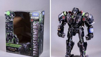 Kotak mainan ini menjelma jadi robot raksasa bergaya Transformers. Sulit membedakan mana kemasan, mana karya seni. Foto: Boredpanda