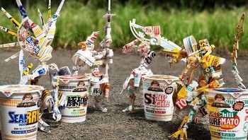 Cup mi instan menjelma jadi arena pertarungan karakter unik. Setiap elemen kemasan dimanfaatkan jadi bagian cerita yang dinamis. Foto: Boredpanda