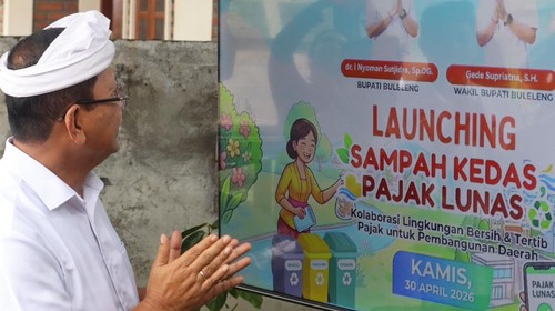 Bupati Buleleng I Nyoman Sutjidra meresmikan program Sampah Kedas, Pajak Lunas di Bank Sampah Banyuning, Jalan Pulau Menjangan, Perumahan Graha Menjangan, Banyuning Selatan, Kamis (30/4/2026). Foto : Pemkab Buleleng