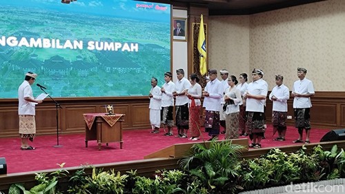 Bupati I Wayan Adi Arnawa melantik 12 pejabat di lingkup Pemkab Badung, Kamis (30/4/2026). (Agus Eka/detikBali)