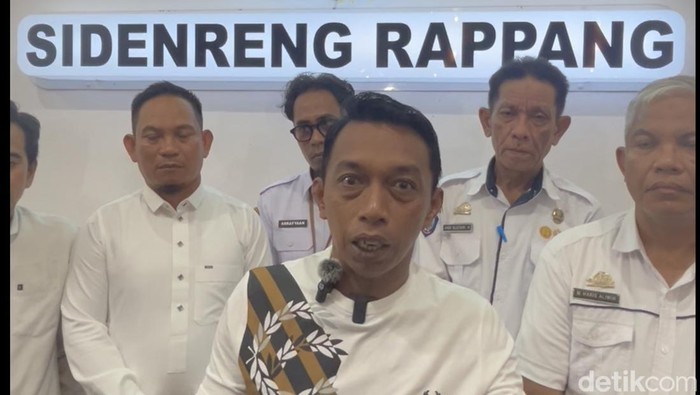 Bupati Sidrap Syaharuddin Alrif saat wawancara terkait ikan sapu-sapu didaftarkan HAKI.