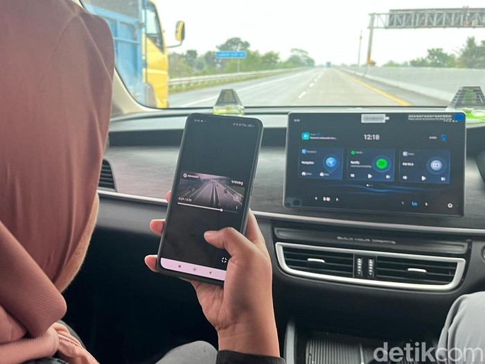 Aini, penumpang yang memantau CCTV ruas tol melalui Travoy