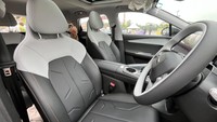 Nuansa interior didominasi paduan warna hitam dan putih. Fitur sunroof juga disematkan di mobil ini. Foto: Luthfi Anshori/detikOto