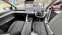 Ubahan juga dilakukan di bagian interior dengan dasbor lebih modern dan futuristis. Kemudian layar entertainment di tengah juga sudah ditingkatkan  dimensinya dari 10,25 inci menjadi 15,6 inci. Tentunya semakin memudahkan konsumen ketika ingin mengakses berbagai fitur di mobil canggih ini. Foto: Luthfi Anshori/detikOto