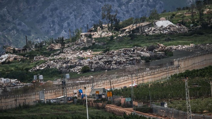 Desa-desa di perbatasan selatan Lebanon hancur akibat konflik berkepanjangan. Ribuan warga kehilangan rumah dan terpaksa hidup sebagai pengungsi.