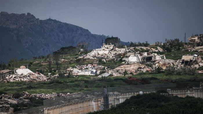 Desa-desa di perbatasan selatan Lebanon hancur akibat konflik berkepanjangan. Ribuan warga kehilangan rumah dan terpaksa hidup sebagai pengungsi.