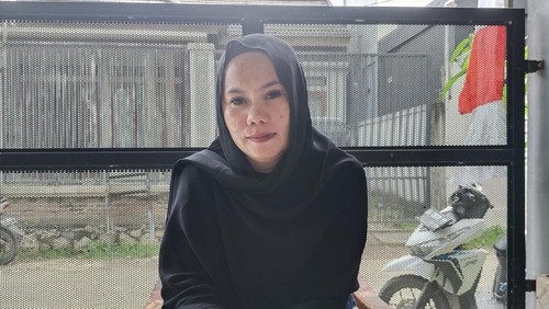 Dewi Anggraini, perempuan yang ditelantarkan dan digugat cerai oleh anggota Polres Bima Kota, Bripka A, setelah menjadi ajudan bupati. (Rafiin/detikBali)