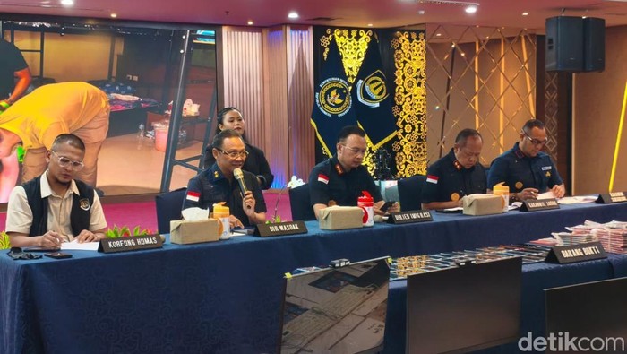 Direktur Pengawasan dan Penindakan (Dirwasdak) Ditjen Imigrasi Kemenimipas Yuldi Yusman memaparkan penangkapan 16 WNA di Sukabumi hendak love scamming (Kurniawan/detikcom)