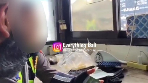 Dua polisi nyaris melakukan pungli Rp 500 ribu kepada sepasang turis asing di Simpang Semer, Kelurahan Kerobokan Kelod, Kecamatan Kuta Utara, Badung. (Tangkapan layar video viral)