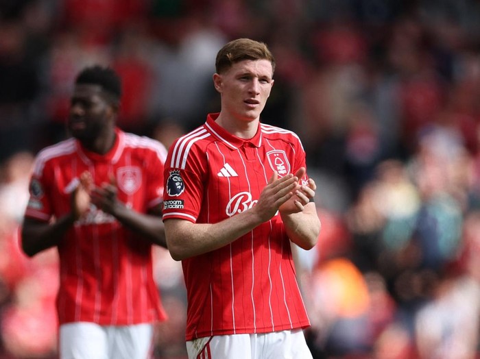 Soccer Football - Premier League - Nottingham Forest v Burnley - The City Ground, Nottingham, Britain - April 19, 2026 Nottingham Forests Elliot Anderson applauds fans after the match REUTERS/Chris Radburn EDITORIAL USE ONLY. NO USE WITH UNAUTHORIZED AUDIO, VIDEO, DATA, FIXTURE LISTS, CLUB/LEAGUE LOGOS OR LIVE SERVICES. ONLINE IN-MATCH USE LIMITED TO 120 IMAGES, NO VIDEO EMULATION. NO USE IN BETTING, GAMES OR SINGLE CLUB/LEAGUE/PLAYER PUBLICATIONS. PLEASE CONTACT YOUR ACCOUNT REPRESENTATIVE FOR FURTHER DETAILS..