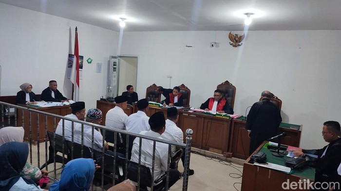 Enam terdakwa kasus pelebaran jalan di Pagar Alam jalani sidang perdana di PN Palembang