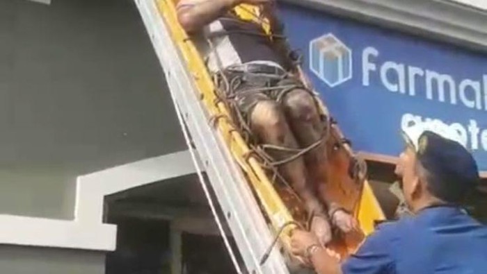 Evakuasi Penghuni Apartemen di Tanjung Duren, Jakbar
