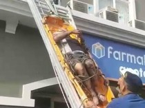 Momen Damkar Evakuasi Penghuni Apartemen di Tanjung Duren yang Terjebak