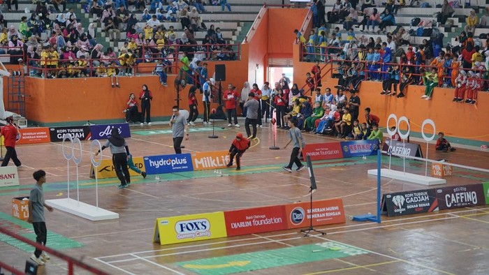 MilkLife Festival SenengMinton 2026 di Purwokerto digelar di Sasana Krida GOR Satria Purwokerto, Kamis (30/4/2026). Sebanyak 480 siswa Sekolah Dasar (SD) kelas 1–3 dari 16 sekolah ambil bagian dalam perlombaan bernuansa bulutangkis ini.