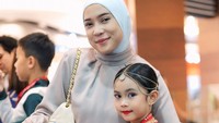 Sama sekali gak berekspektasi apa-apa. Waktu Sada tampil, Mamanya mules, papinya ga kuat liatnya mual-mual asam lambung. Dan langsung serasa ngambang waktu tiba-tiba Coach bilang, “Teh, SADA PODIUM! silver medal !” Bayi bandana unana kita? Juara kejurnas? ungkap Fitri Tropica. Foto: Instagram @fitrop