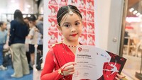 Kejurnas 2026 ini adalah salah satu highlight 2026 yang bener-bener di luar ekspektasi. Dari awal Sada ditawarin untuk kejurnas dan jadi bagian dari @fisibanten aja sudah bangga dan terharu bgt. Dari awal pun semua coach bilang bahwa Kejurnas ini buat tambah pengalaman Sada aja, karena memang saingannya cukup banyak dan berat di tingkat nasional ini, tulis Fitri Tropica dilihat pada Kamis (30/4/2026). Foto: Instagram @fitrop