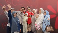 Dukungan juga diberikan oleh keluarga yang ikut menyaksikan Sada beraksi. Sada menjadi atlet ice skating yang mewakili provinsi Banten. Foto: Instagram @fitrop