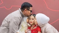 Sayangkuu @sada_aminahanara sebelum kamu berdiri di atas podium itu mama tau kamu sudah jadi juara buat Mama. Melihat perjuangan kakak jatuh bangun nangis meluncur di atas es, I know you’ve already given your best effort.and that’s what matters. Untuk sebutir mama yg cuma pernah podium padel juara fun player tingkat kecamatan, ngeliat kakak berdiri di podium nasional itu rasa harunya sesak sekali di dada. Sada Amina Hanara Silver Medal 🥈National Ice Skating Championship 2026, tulis Fitri Tropica. Foto: Instagram @fitrop
