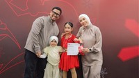 Fitri Tropica bersama suami memberikan support untuk putri pertama mereka. Foto: Instagram @fitrop