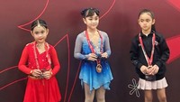 Fitri Tropica atau Fitrop membagikan momen bahagia dan haru itu dalam akun Instagram pribadinya. Sada naik podium nomor dua di Kejurnas Ice Skating. Foto: Instagram @fitrop