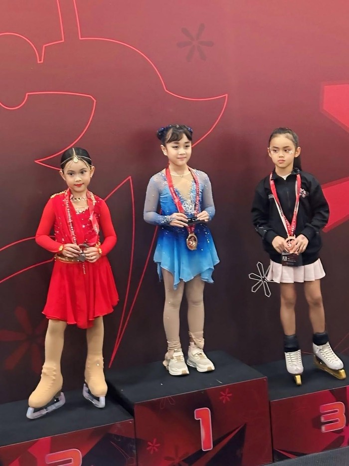 Fitri Tropica dampingi putrinya, Sada, Kejurnas Ice Skating.