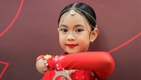 Sada cantik dan menggemaskan menggunakan kostum berwarna merah sambil memperlihatkan medali perak yang didapatkannya. Foto: Instagram @fitrop