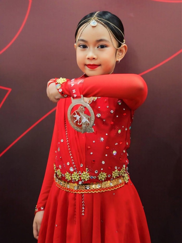 Fitri Tropica dampingi putrinya, Sada, Kejurnas Ice Skating.