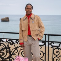 Rapper 37 tahun itu termasuk para bintang yang menghadiri peragaan koleksi Chanel cruise perdana rancangan Matthieu Blazy di pinggir pantai Biarritz, Prancis, pada Selasa (28/4/2026). Berbalut kemeja merah dan jaket camel, serta celana dengan estetika tailoring yang kuat, ia juga tampil percaya diri dengan tas Chanel berwarna pink bubblegum, warna yang kerap diasosiasikan dengan feminitas. (Foto: B Lacroix/Getty Images for Chanel)