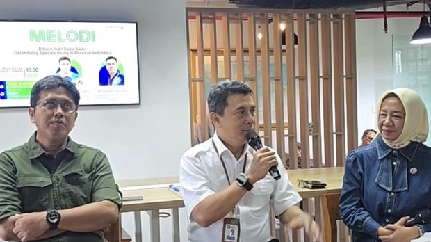 Gema Wahyudewantoro, Peneliti Ahli Madya Pusat Riset Biosistematika dan Evolusi BRIN (kiri) dan Triyanto, Peneliti Ahli Muda Pusat Riset Limnologi dan Sumber Daya Air BRIN (tengah)