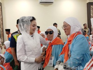 Sherly Tjoanda Bagikan Uang Saku ke CJH Malut, Tiap Orang Dapat Rp 1,5 Juta
