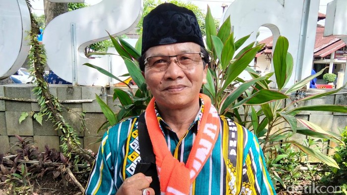 Handi, loper koran yang berhasil mewujudkan impiannya berhaji, saat ditemui di Pendopo Lapangan Drh Soepardi, Sawitan, Mungkid, Kamis (30/4/2026).