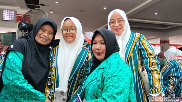 Haji 2026 Kyra (dua dari kiri), calon haji termuda yang baru berusia 13 tahun asal Kabupaten Magelang, saat ditemui Kamis (30/4/2026).