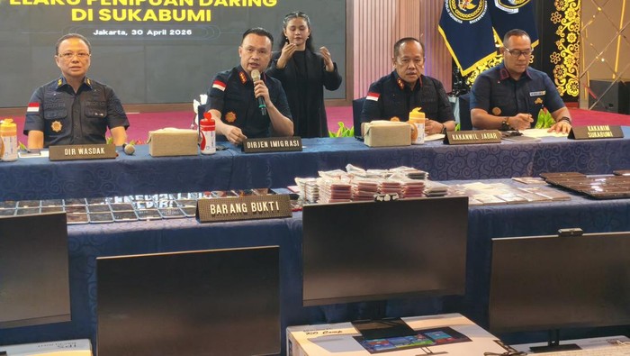 Ditjen Imigrasi Kementerian Imigrasi dan Pemasyarakatan (Kemenimipas) mengamankan 16 WNA yang diduga hendak melakukan penipuan berbasis aplikasi kencan atau love scamming. Sebanyak 16 WNA tersebut diamankan di Pelabuhan Ratu, Kabupaten Sukabumi, Jawa