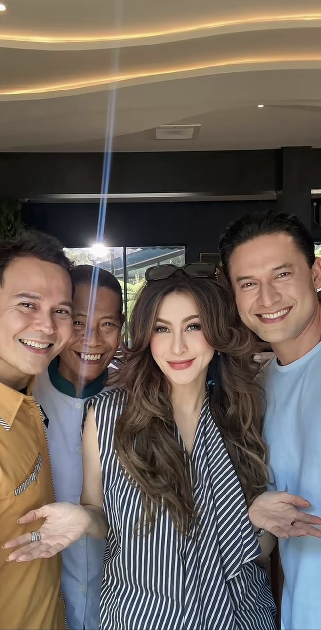 Kumpul full team, para pemain sinetron lawas Jinny Oh Jinny membagikan momen kebersamaan mereka. Yusuf Surya yang berperan sebagai Jaka, Ivan Ray sebagai Bagaskoro, Indra Bruggman sebagai Bagus, hingga Diana Pungky sebagai Jinny tampak berpose satu frame bersama. Foto: Instagram/@indrabruggman