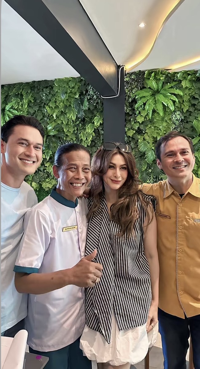 Penampilan Diana Pungky yang tak kalah jadi sorotan. Kenakan blous garis-garis tanpa lengan dipadukan rok pendek putih, Diana tampil cantik memukau. Siapa sangka jika dirinya kini sudah berusia 52 tahun. Foto: Instagram/@indrabruggman