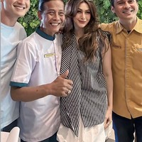 Penampilan Diana Pungky yang tak kalah jadi sorotan. Kenakan blous garis-garis tanpa lengan dipadukan rok pendek putih, Diana tampil cantik memukau. Siapa sangka jika dirinya kini sudah berusia 52 tahun. Foto: Instagram/@indrabruggman