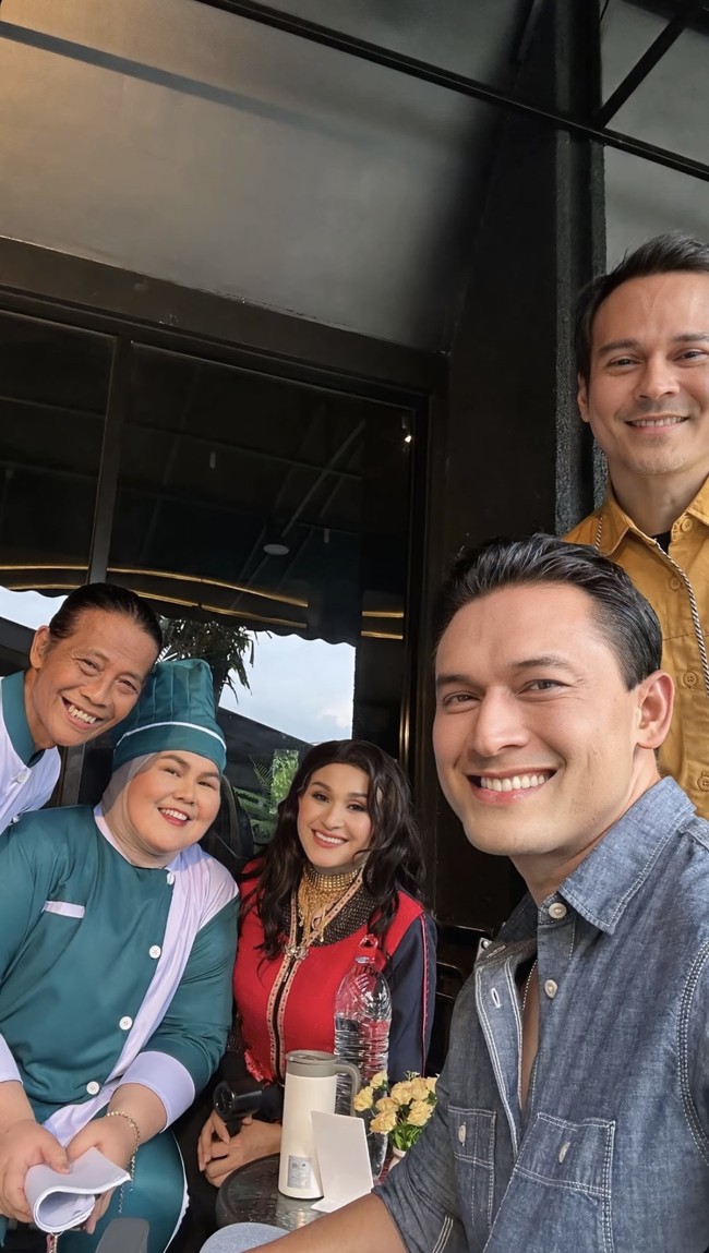 Melihat para pemain Jinny Oh Jinny kembali berkumpul membuat banyak netizen ikut bernostalgia. Mereka berharap sinetron lawas yang ikonik itu bisa kembali dibuat versi layar lebar. Foto: Instagram/@indrabruggman