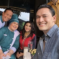 Melihat para pemain Jinny Oh Jinny kembali berkumpul membuat banyak netizen ikut bernostalgia. Mereka berharap sinetron lawas yang ikonik itu bisa kembali dibuat versi layar lebar. Foto: Instagram/@indrabruggman