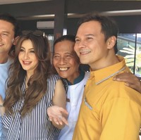 Penampilan para bintang Jinny Oh Jinny itu pun dipuji awet muda. Vampir semua apa gimana nih, tulis salah satu komentar. Kok gitu2 aja sih mereka. Awet, komentar lain. Mereka keliatan masih muda, komentar lainnya. Foto: Instagram/@indrabruggman