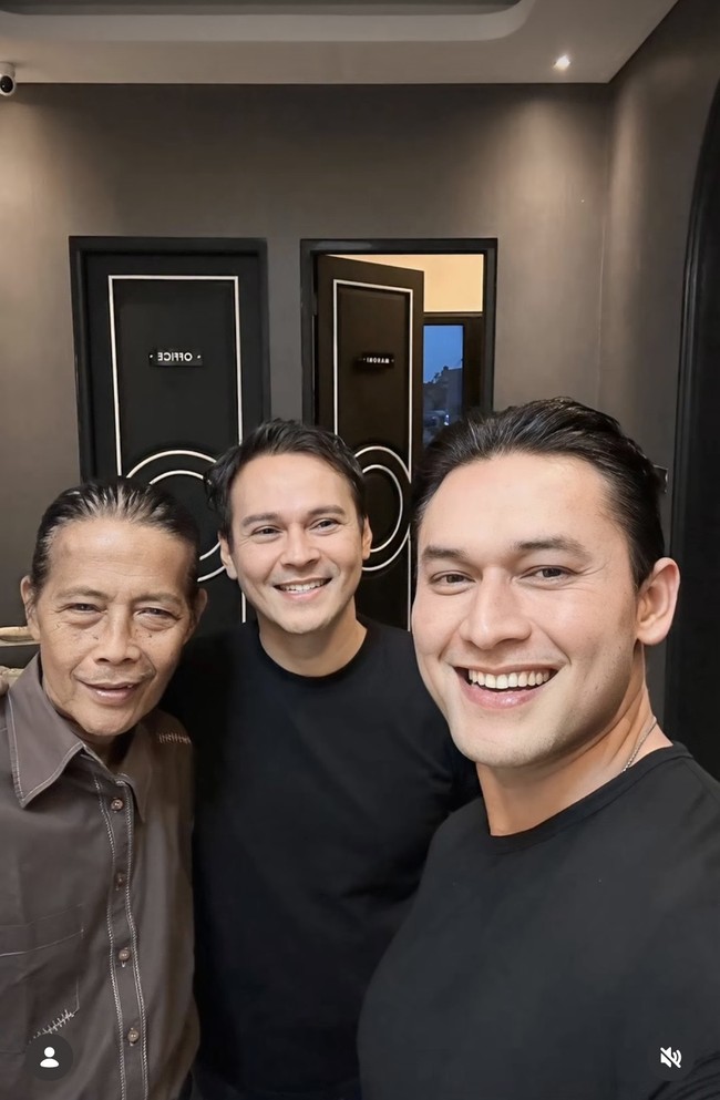 Sebelumnaya Indra, Ivan, dan Yusuf sudah sempat reuni bertiga, hanya saja terlihat kurang tanpa adanya pemeran Jinny. Banyak netizen yang kemudian meminta akgar ketiganya mendatangkan Diana Pungky sebagai pemeran Jinny. Foto: Instagram/@indrabruggman