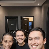 Sebelumnaya Indra, Ivan, dan Yusuf sudah sempat reuni bertiga, hanya saja terlihat kurang tanpa adanya pemeran Jinny. Banyak netizen yang kemudian meminta akgar ketiganya mendatangkan Diana Pungky sebagai pemeran Jinny. Foto: Instagram/@indrabruggman
