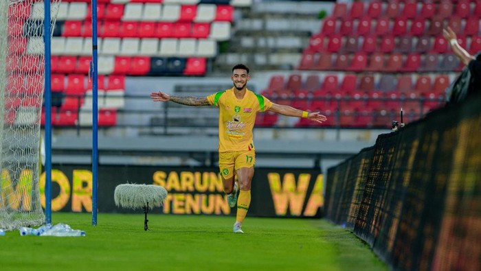 Jefferson Silva melakukan selebrasi usai mencetak gol ke gawang Arema FC.