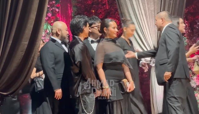 Putri penyanyi Reza Artamevia, Zahwa Massaid, terlihat menghadiri acara resepsi pernikahan El Rumi dan Syifa Hadju. Tak sendirian, Zahwa terlihat hadir bersama aktor tampan Jefri Nichol. Foto: YouTube/ AHMAD DHANI DALAM BERITA