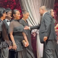 Putri penyanyi Reza Artamevia, Zahwa Massaid, terlihat menghadiri acara resepsi pernikahan El Rumi dan Syifa Hadju. Tak sendirian, Zahwa terlihat hadir bersama aktor tampan Jefri Nichol. Foto: YouTube/ AHMAD DHANI DALAM BERITA