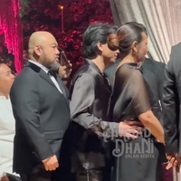 Kompak kenakan busana serba hitam seperti para tamu undangan yang hadir, Jefri dan Zahwa juga terlihat mesra. Saat akan naik ke pelaminan untuk bersalaman dengan El dan Syifa, Jefri yang berdiri di belakang Zahwa tampak memegang pinggul kakak Aaliyah Massaid itu. Foto: YouTube/ AHMAD DHANI DALAM BERITA