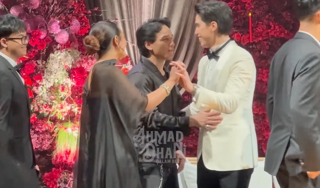 Jefri dan Zahwa terlihat tampil simpel. Jefri memilih padukan kemeja lengan panjang hitam mengkilap dengan celana panjang senada. Foto: YouTube/ AHMAD DHANI DALAM BERITA