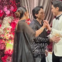 Jefri dan Zahwa terlihat tampil simpel. Jefri memilih padukan kemeja lengan panjang hitam mengkilap dengan celana panjang senada. Foto: YouTube/ AHMAD DHANI DALAM BERITA