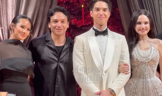 Zahwa dan Jefri juga tampak berfoto bersama El dan Syifa. Melihat kebersamaan keduanya, banyak yang menduga jika keduanya mungkin berpacaran. Namun Zahwa ataupun Jefri sendiri tak pernah memberikan klarifikasi mengenai hubungan mereka. Foto: YouTube/ AHMAD DHANI DALAM BERITA